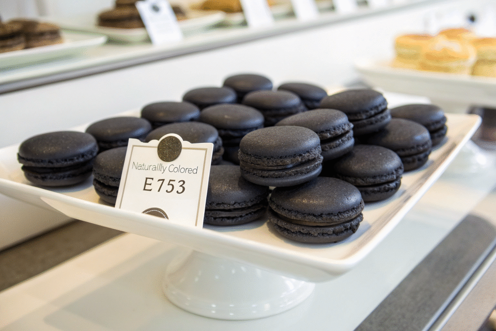 E153 natural black macarons
